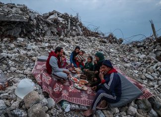 Iftar palestinske porodice na ruševinama kuće koju su uništile izraelske snage