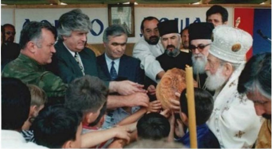 Ratni zločinci Radovan Karadžić, Momčilo Krajišnik i Ratko Mladić sa patrijrahom Pavlom koji im je bio vjerski ideolog i vođa